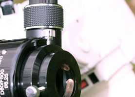 Ручка поменьше имеет более мелкий шаг хода и служит для более точной настройки резкости. Потому данный тип фокусера называется «двухскоростным».