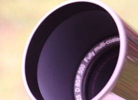 С внутренней стороны бленды выполнено чернение.