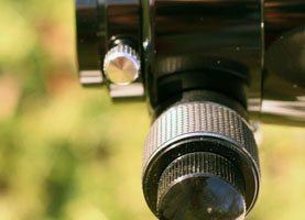 Корпус фокусера покрыт блестящим анодированным напылением.